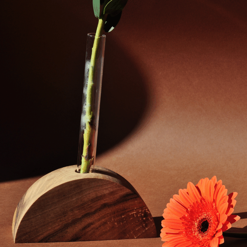 Drewniany wazon z litego drewna na kwiaty