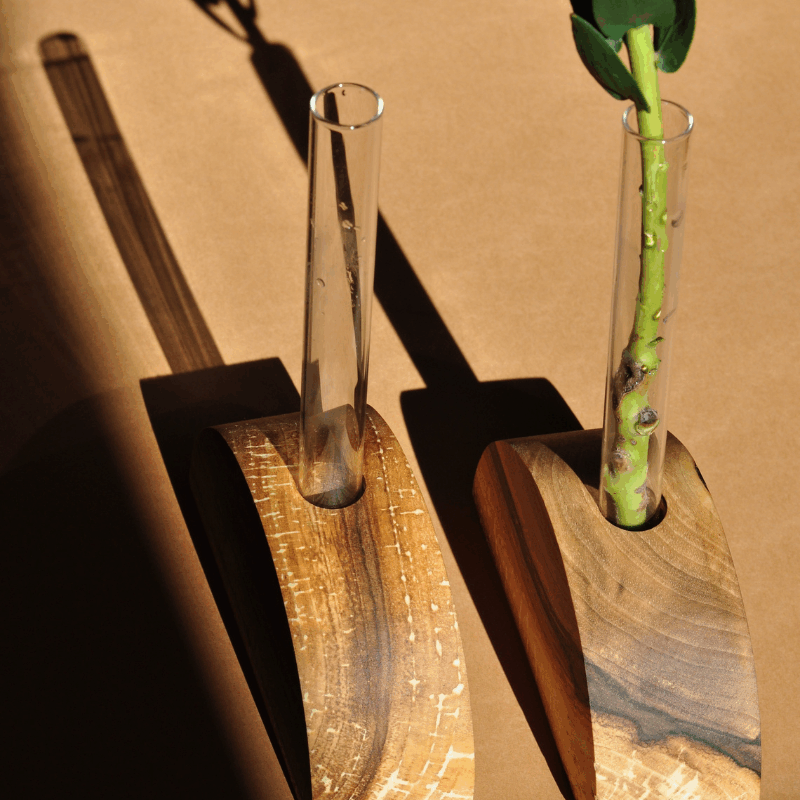 Drewniany wazon z litego drewna na kwiaty